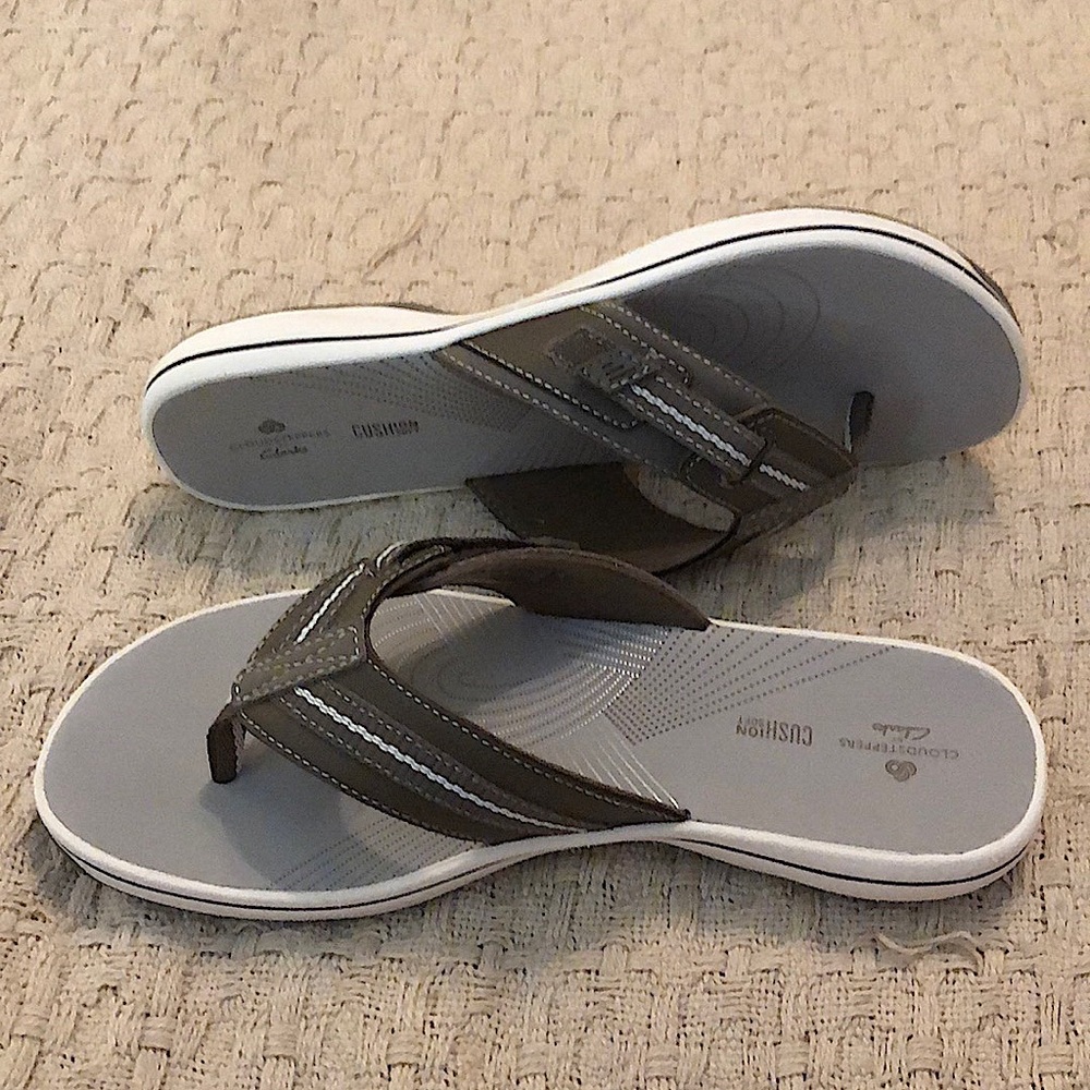 Cloudsteppers by Clarks. Flip flops. Brown.